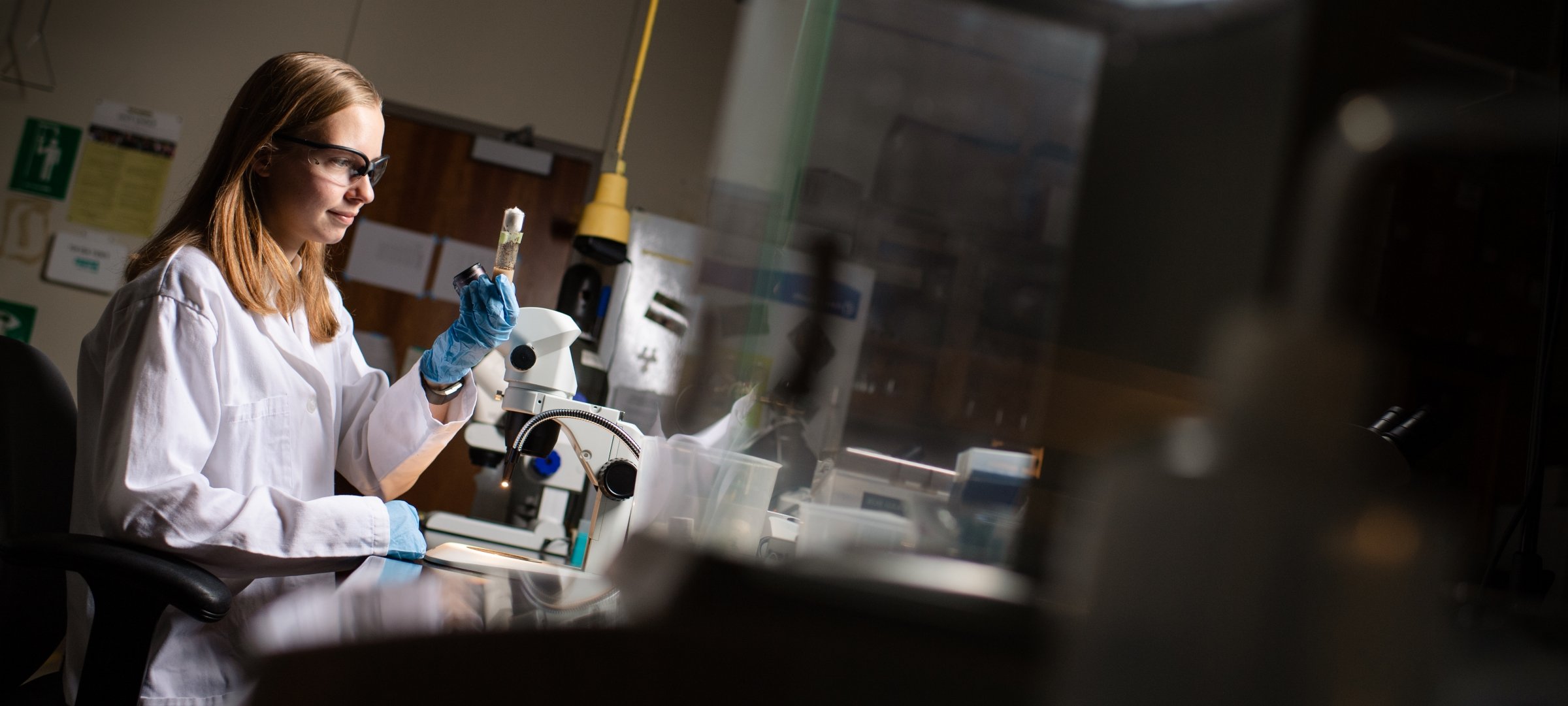 Tessa Steenwinkel working in a lab.